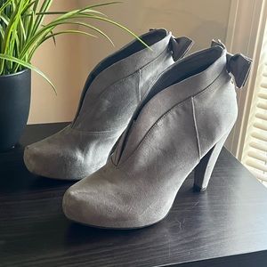 Guess grey ankle boots size 8 1/2.